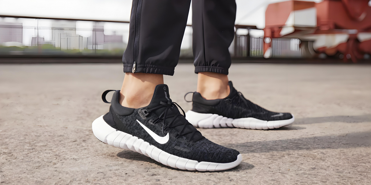 Nike Free RN 5.0實測｜赤足黑科技×奧利奧配色穿搭聖經