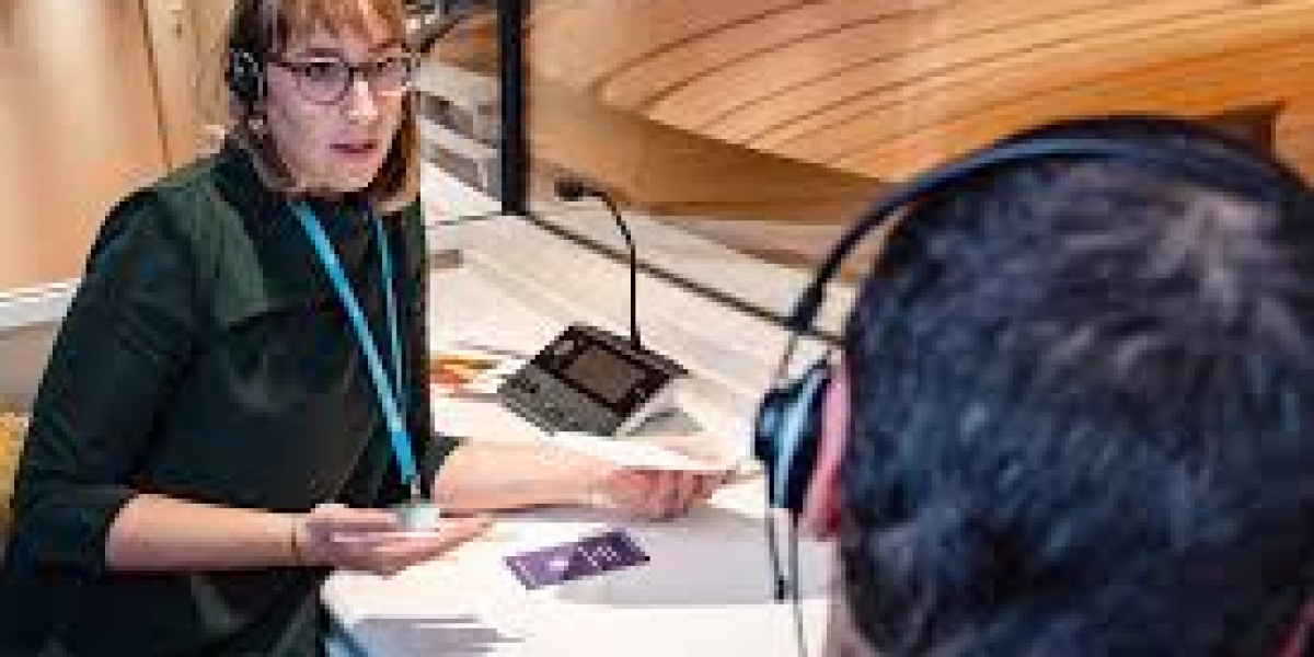 Interpretazione di Conferenza: Cos’è, Tipologie e Ruolo dell’Interprete Professionista